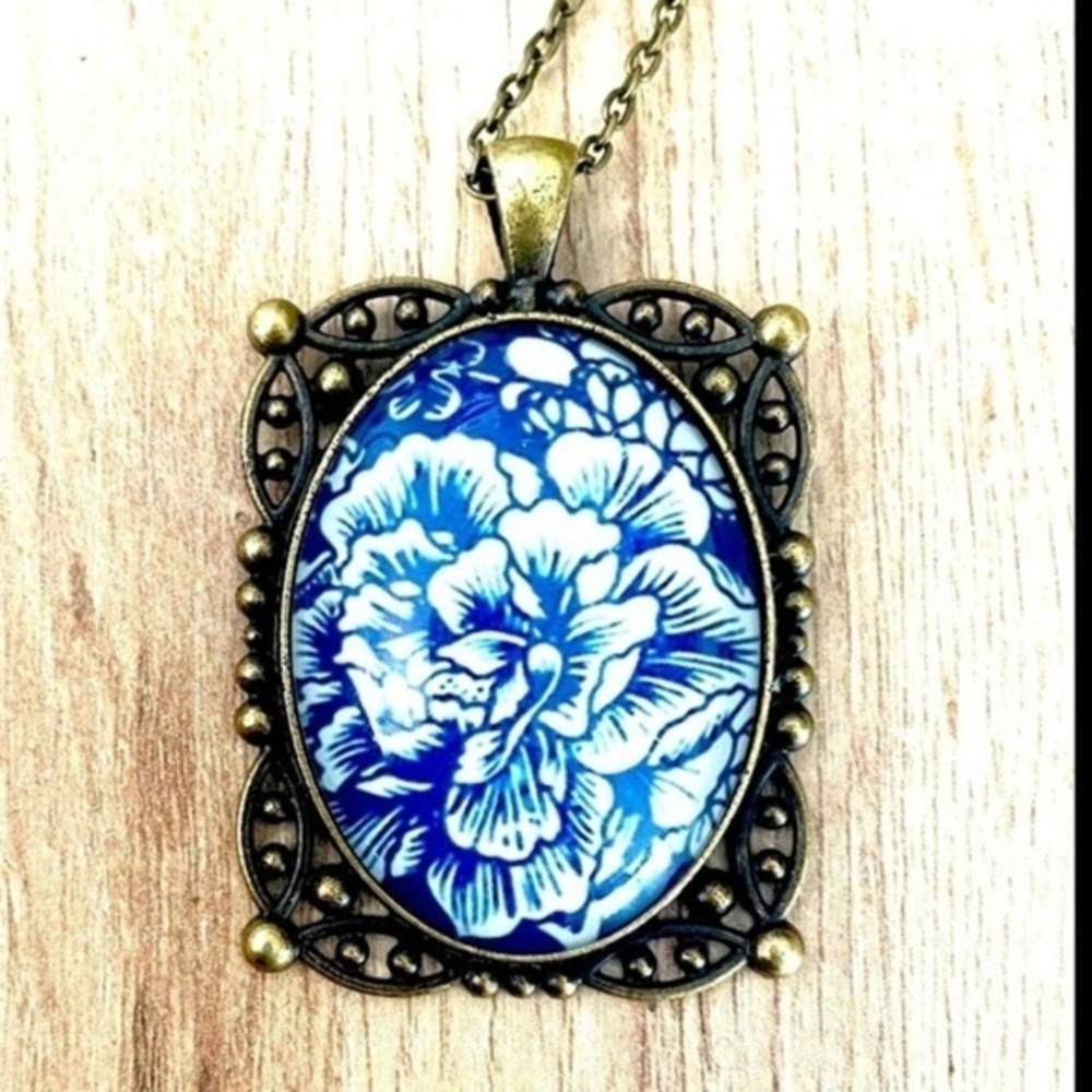 NWT Vintage Style Blue and White Floral Print Necklace, Antique Style Detailing